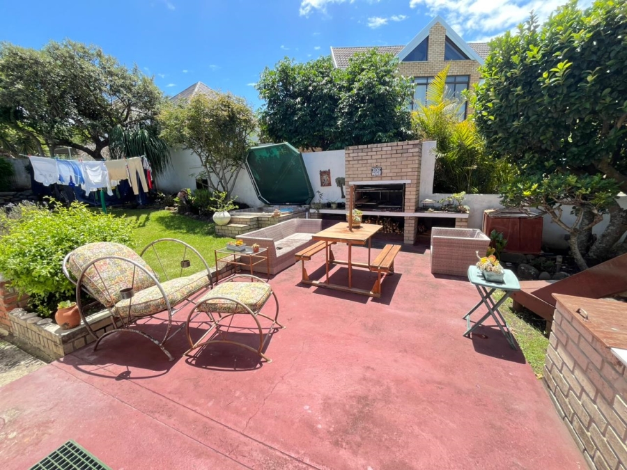 3 Bedroom Property for Sale in Cove Rock Eastern Cape